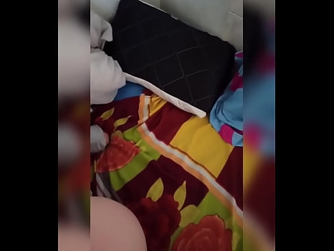 ❤️ Nire gelakidea etxean bakarrik geratzen da, bere senarra oporretara joaten delako eta nik izorratzeko eta ipurdia esnez betetzeko aprobetxatzen dut Sexu bideoa gugan ❌️❤