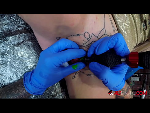 ❤️ Sully Savage-k izugarri tatuatu zuen klitorian tatuaje bat egin zuen Sexu bideoa gugan ❌️❤