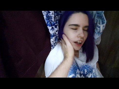❤️ Nire ahizpa armairuan aurkitu eta lagundu zion esperma Sexu bideoa gugan ❌️❤