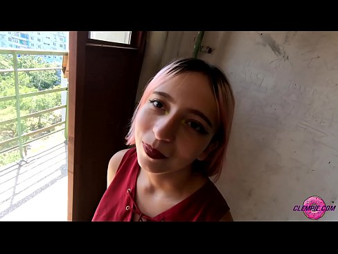 ❤️ Ikasle sentsuak arrotz bat zurrupatzen du kanpoaldean - Cum On His Face Sexu bideoa gugan ❌️❤